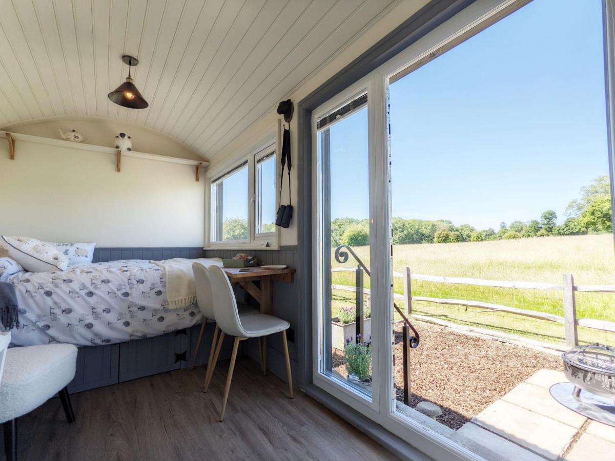 ウォーターロービル Crabden Shepherd Hut - Blendworthヴィラ エクステリア 写真